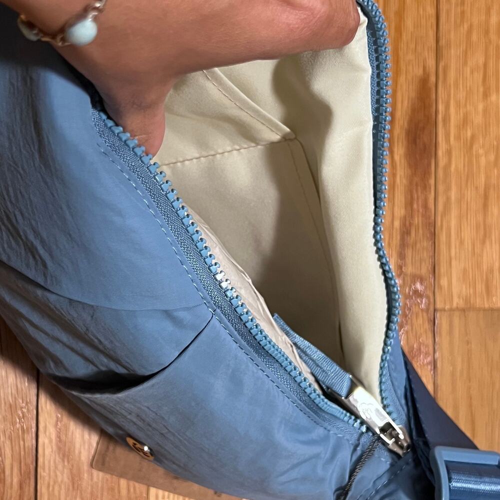 Last chance 🚨Bearpaw Bag Blue NWT - Picture 3 of 4
